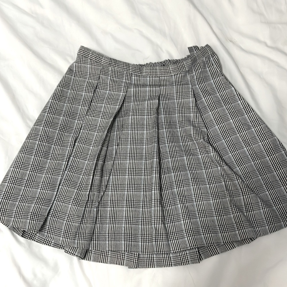 Black and white pleated skirt with a pop of blue